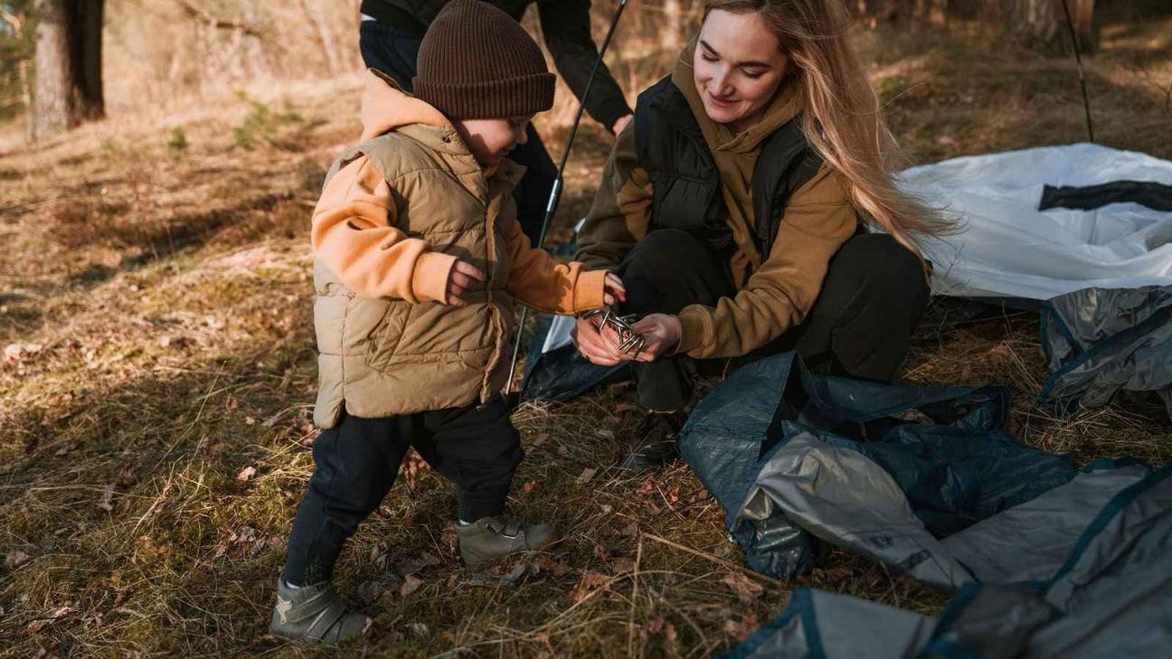 Mamma och barn tältar tillsammans i naturen - Vildstig