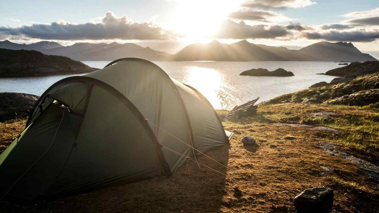 Vaude Ferret XT tunneltält uppställt vid en sjö under en fjällvandring.