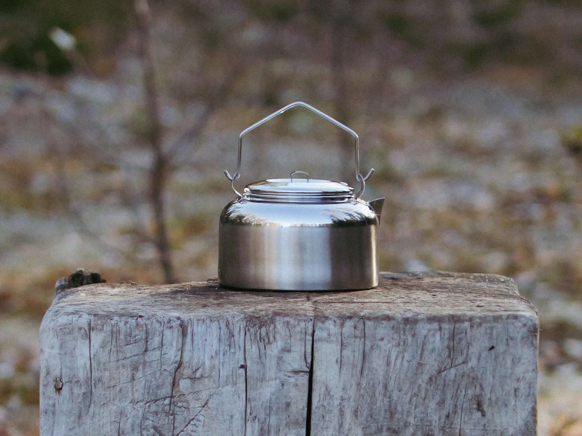 Kaffepanna i rostfritt stål, 1 liter, för öppen eld, gaskök och spis. Robust design med låsbart handtag, smart lock och bomullspåse.