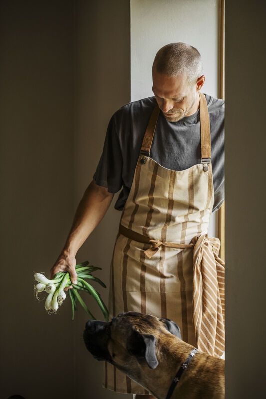 Belona förkläde i Vass från Gustav Ovland - randigt förkläde i återvunnen bomull med bred ficka och mässingsdetaljer