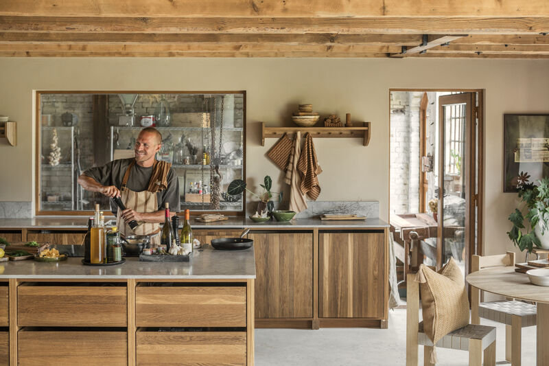 Belona förkläde i beige tillsammans med Akira kökshandduk i rust - hållbart kökstextil från Gustav Ovland