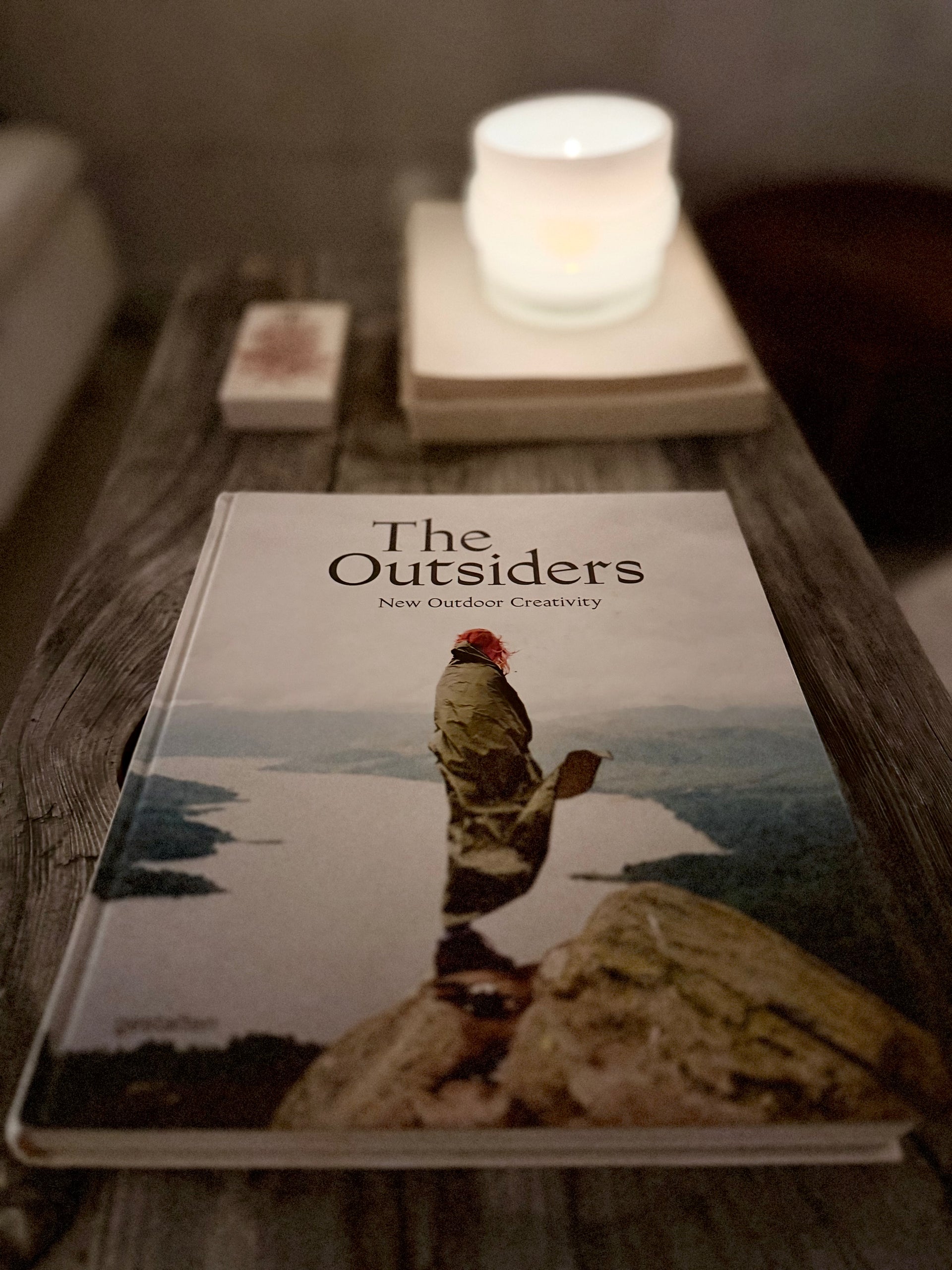 Omslaget till boken The Outsiders av Gestalten, minimalistisk bokdesign. Den handlar om:
Människor och grupper som befinner sig utanför mainstream
Kreativitet som bryter mot normer. Hur outsiderperspektiv formar konst, design och populärkultur. Visuella exempel på arbeten från olika kreativa discipliner.