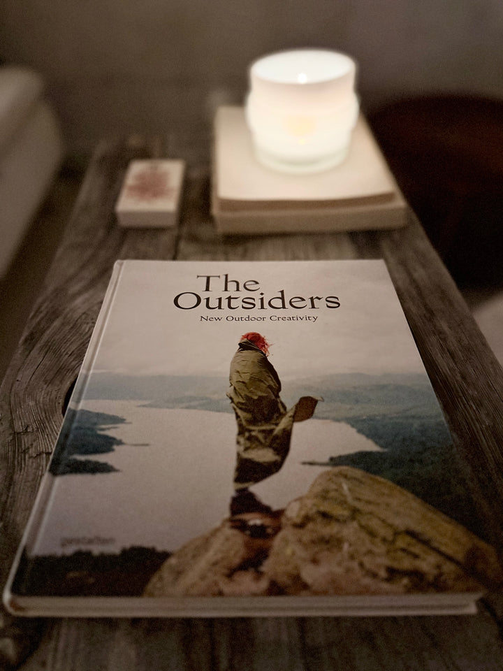 Omslaget till boken The Outsiders av Gestalten, minimalistisk bokdesign. Den handlar om:
Människor och grupper som befinner sig utanför mainstream
Kreativitet som bryter mot normer. Hur outsiderperspektiv formar konst, design och populärkultur. Visuella exempel på arbeten från olika kreativa discipliner.