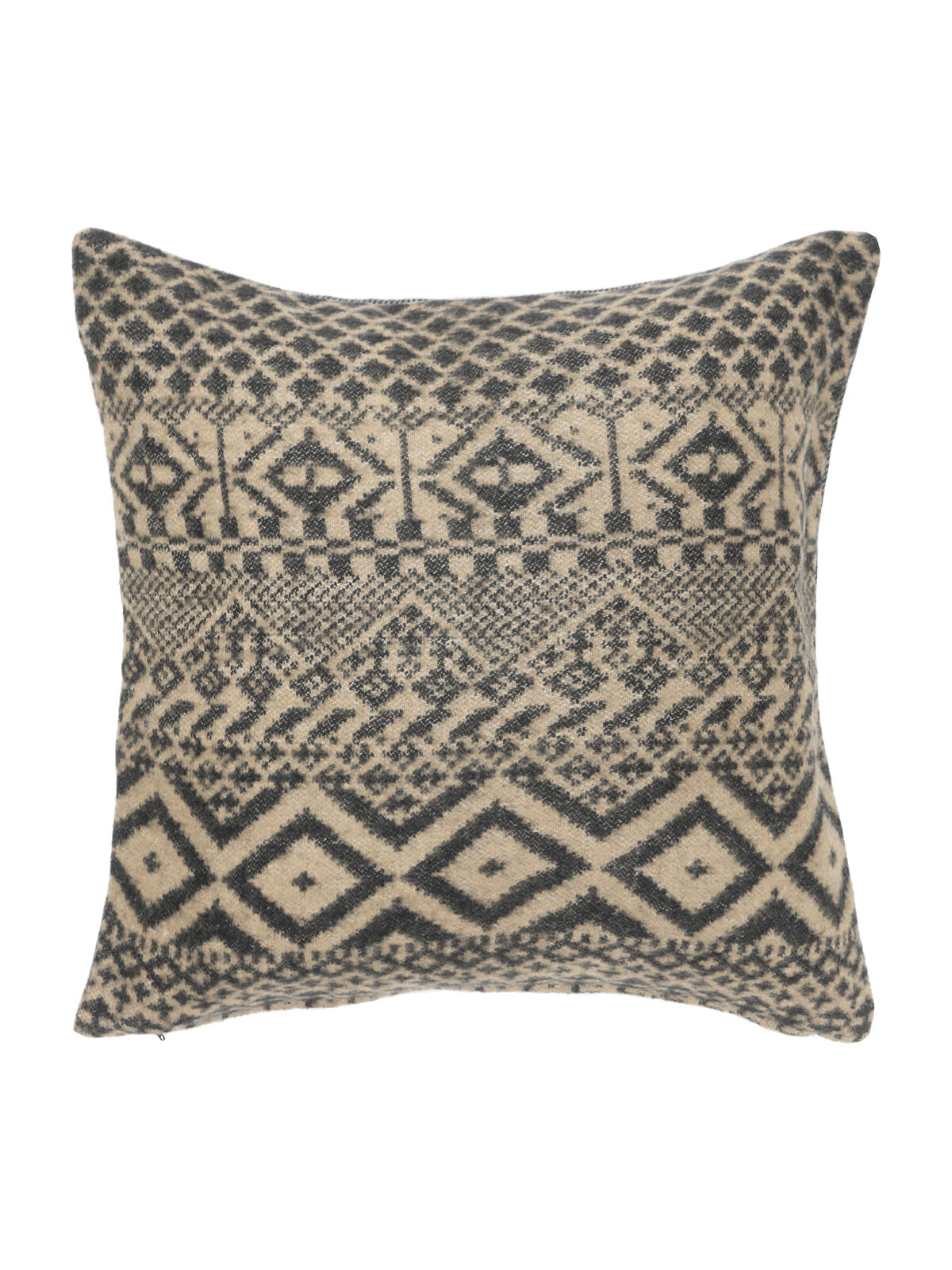 En detaljbild som visar hur olika textilier ur Gustav Ovlands kollektion kan kombineras. Mixen av enfärgat brunt, det karaktäristiska triangelmönstret och diskreta ränder skapar en taktil och visuellt intressant bäddning i ett rum med traditionella trädetaljer.