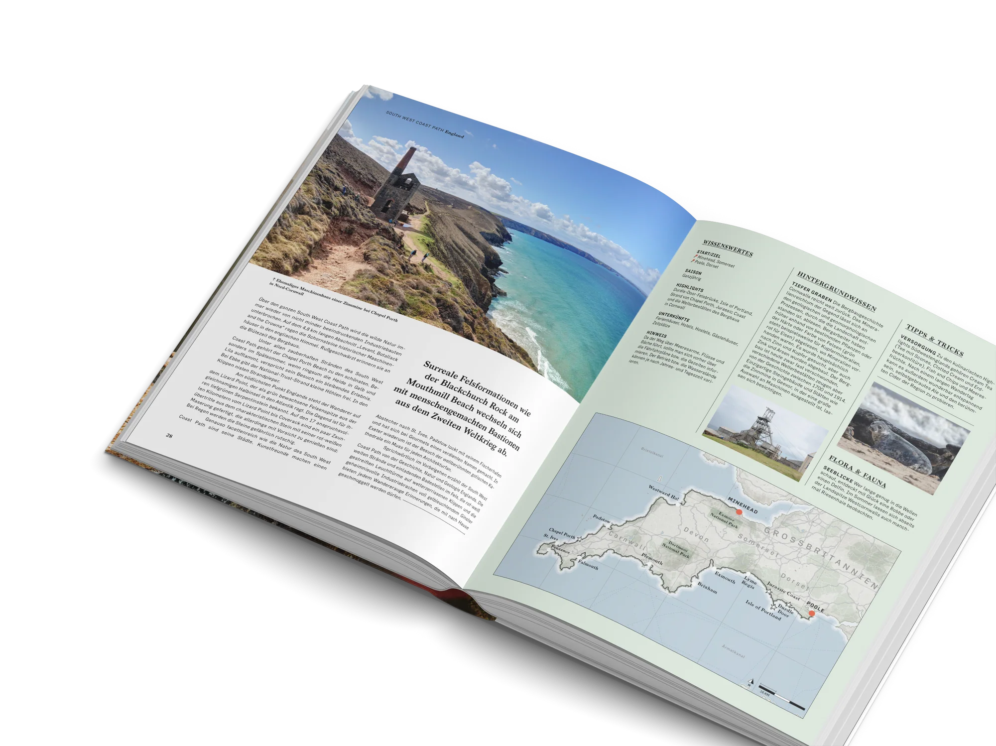 Ett uppslaget exemplar av en tysk reseguide som ligger öppet på ett bord mot en transparent bakgrund. Boken fokuserar på den engelska regionen Cornwall och visar en kombination av dramatiska landskapsbilder, kartor och faktarutor.