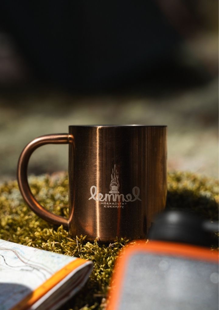 en camping mugg stående i mossa