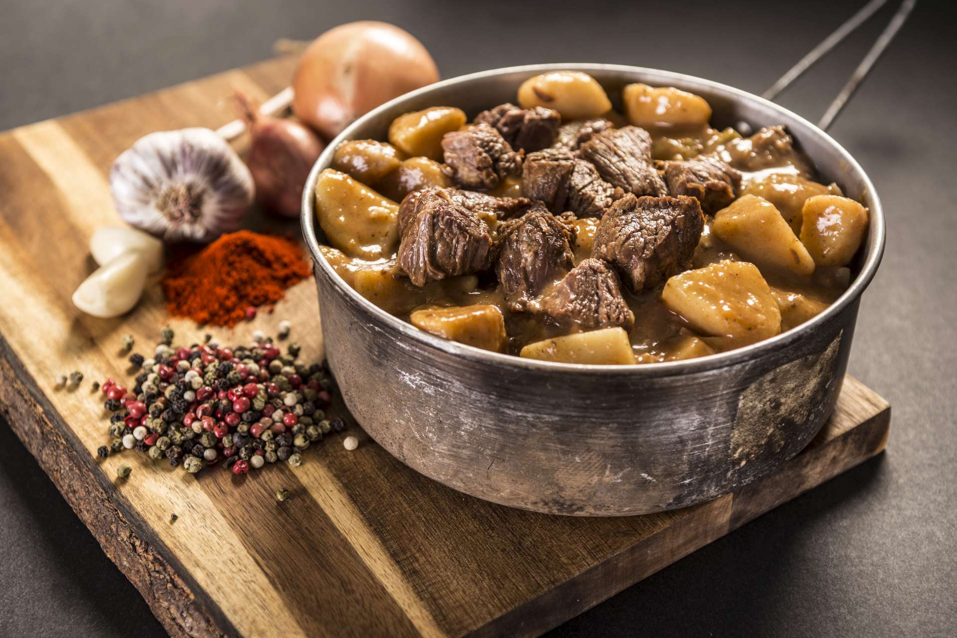 Mjukkonserv nötköttsgryta med kokt potatis